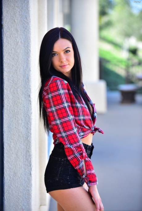 Marley Brinx naked pornstar gallery
