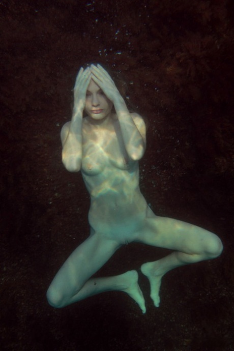 Frida Stark model hot pictures