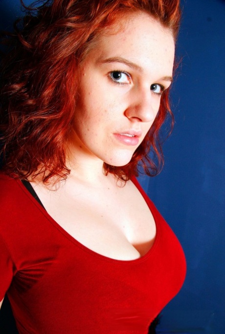 rossa con grandi seni sesso artistico archivio