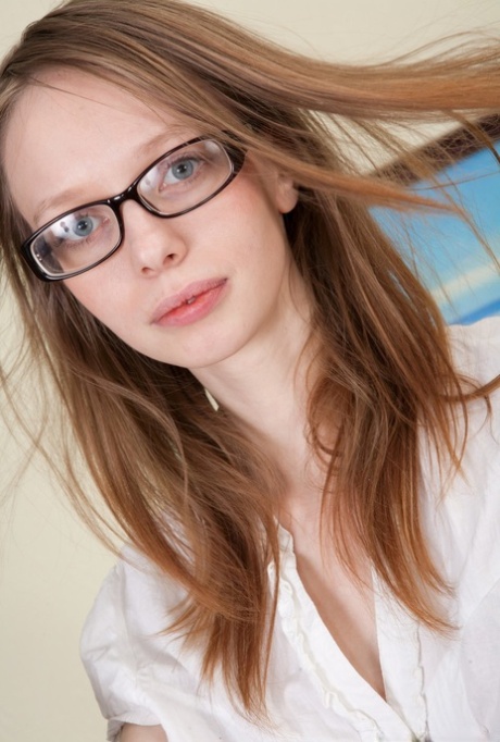 gafas de nerd bastante desnuda imágenes