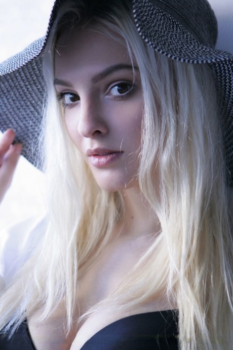 Kira W model high quality pics