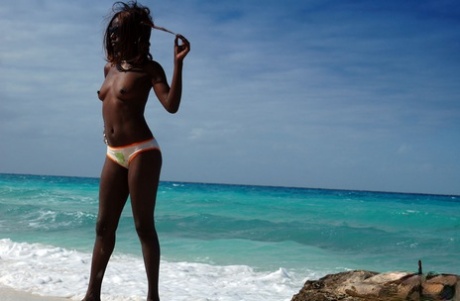ébano de piel oscura desnudos bonitos foto