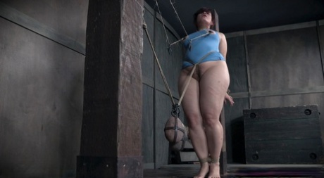BDSM con curvas bastante adulta foto