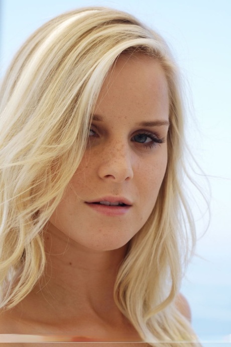 pretty face hot naked pics