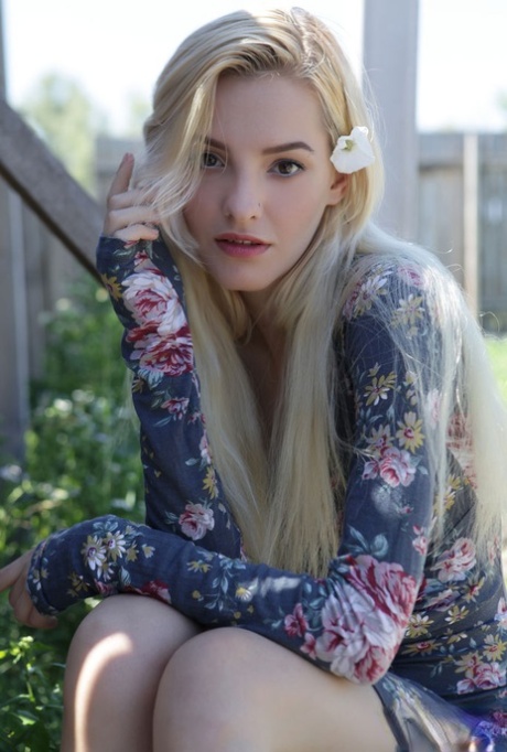 Kira W pretty star photo