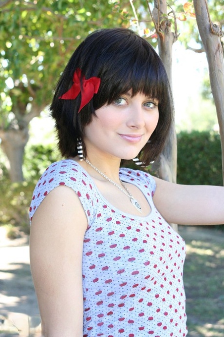 Ellie Idol star adult img