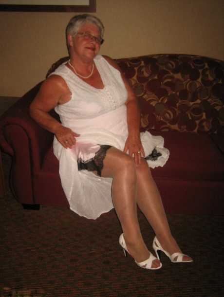 nenek upskirt sempurna foto