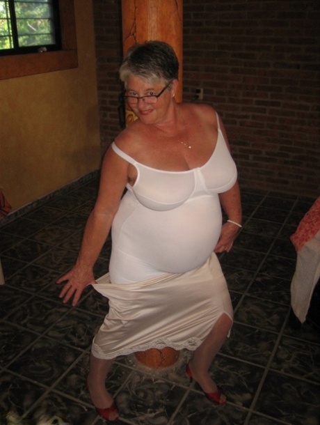 oma kleedt zich uit gratis volwassene foto