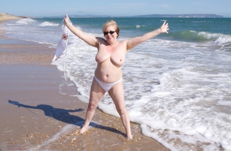najstniška tajnica seksi gola slika
