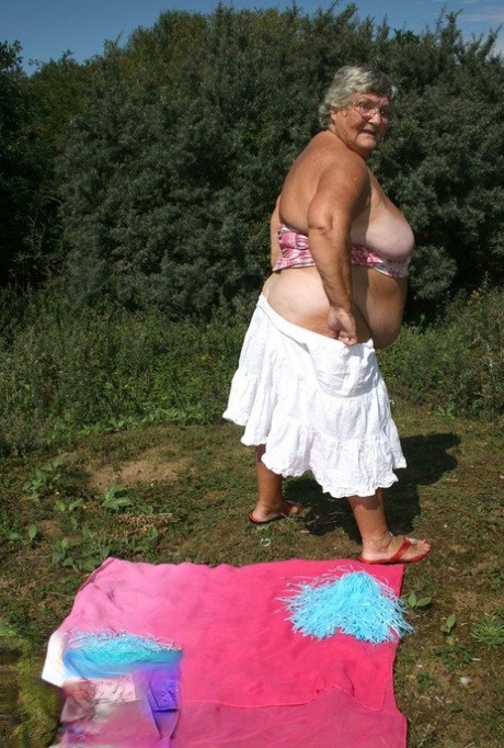 nonna che si spoglia abbastanza perfetto immagini