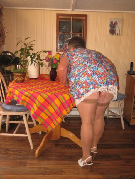 abuela bajo la falda desnudo gratis foto