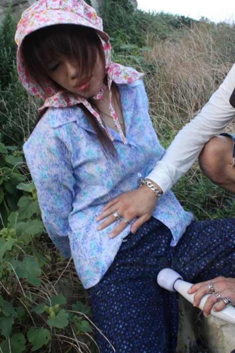 黑发少女 完美的 檔案