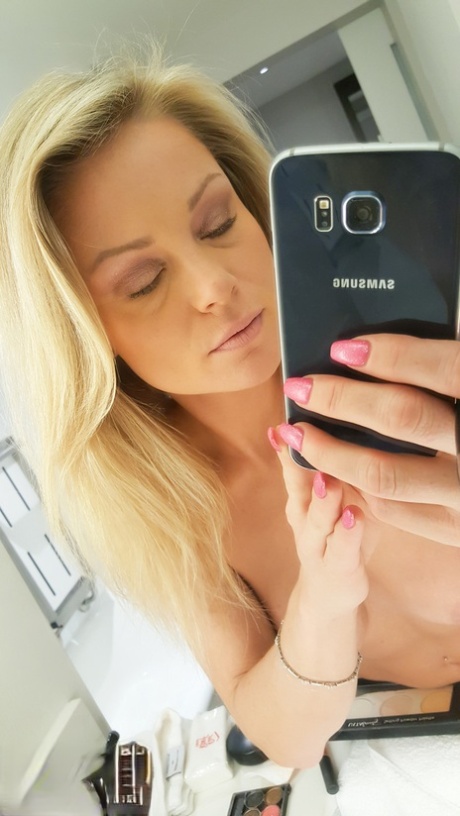 ibu-ibu berselfie telanjang seksi gambar