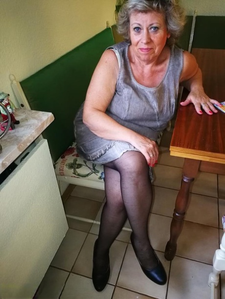 gambe della nonna xxx pornografico img