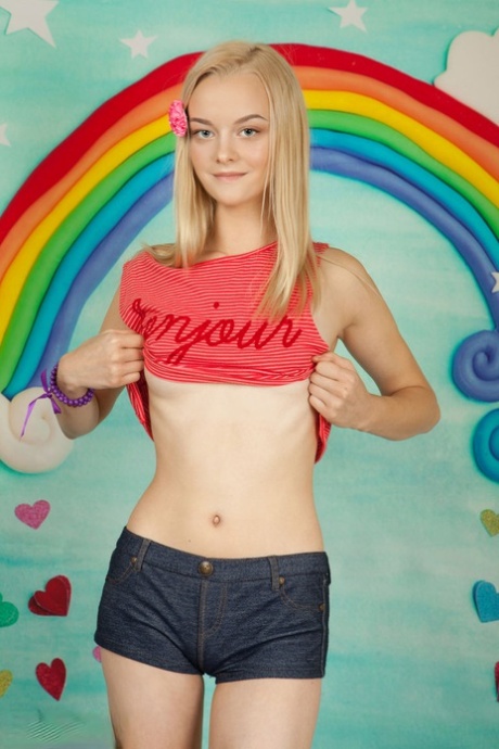 skinny blonde teen sexy pic