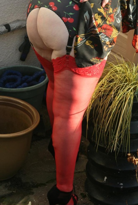 kencing dewasa cantik foto
