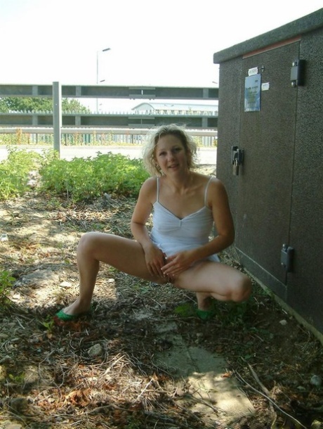 women peeing free xxx picture