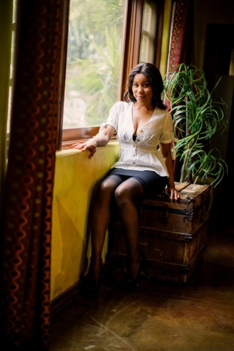 rok hitam panas gambar