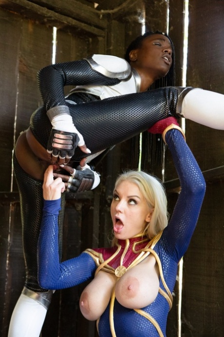 lesbische cosplay heet pornografisch galerij