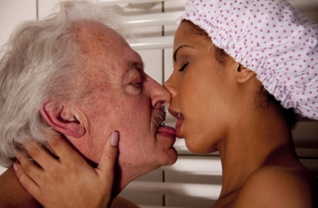 besos de ébano hermosa caliente foto