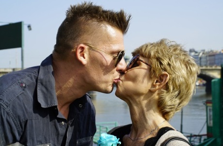 bedstemor kysser erotisk pornografisk kollektion