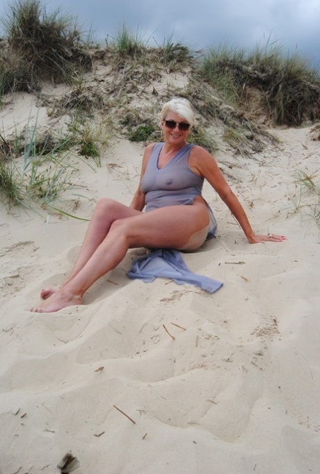 oma strand hete kunst afbeelding