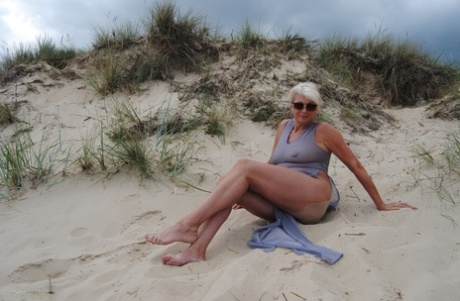 spiaggia della nonna porno erotico immagini