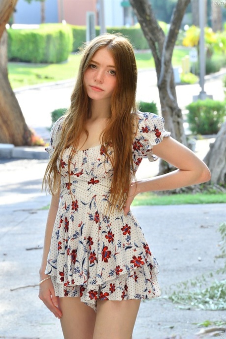 digitación debajo de la falda hermosa gratis fotos