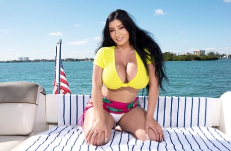 latinamerikansk under nederdelen varm voksen pic