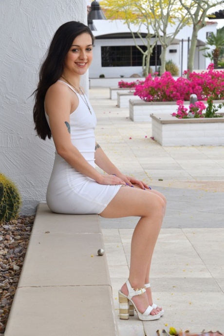 April Valentino beautiful model img
