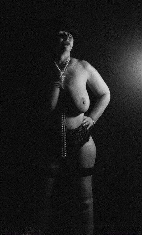 ぽっちゃりしたおっぱい エロチック 写真