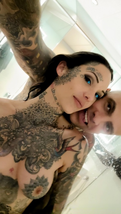 الاستحمام يمارس الجنس xxx صورة