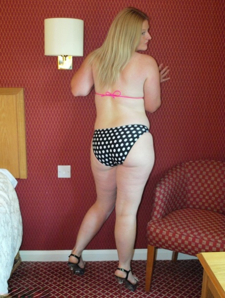 debelušni bikini seksi xxx fotografija
