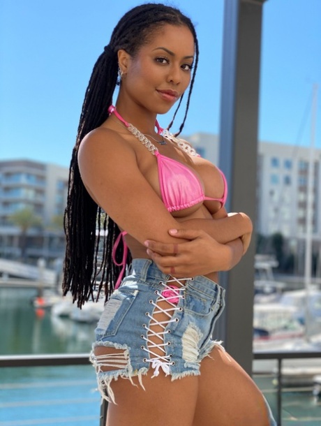 ebony shorts free naked pic