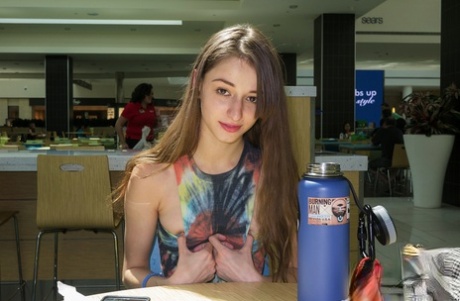 Willow Hayes model art galleries