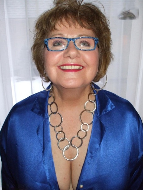 chubby cleavage hot nude pictures