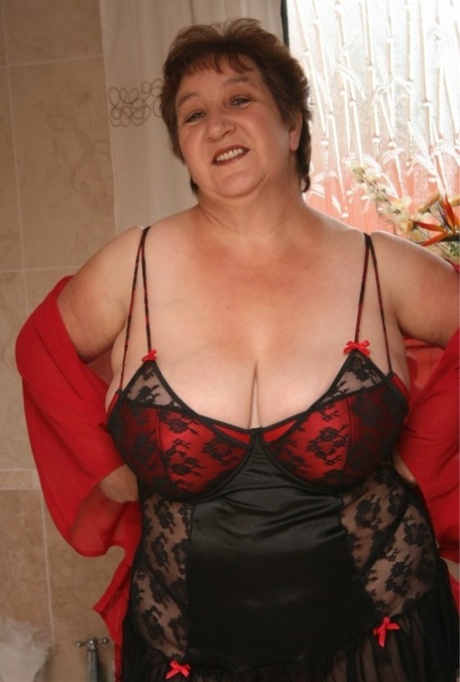 busty mature sexy naked pic