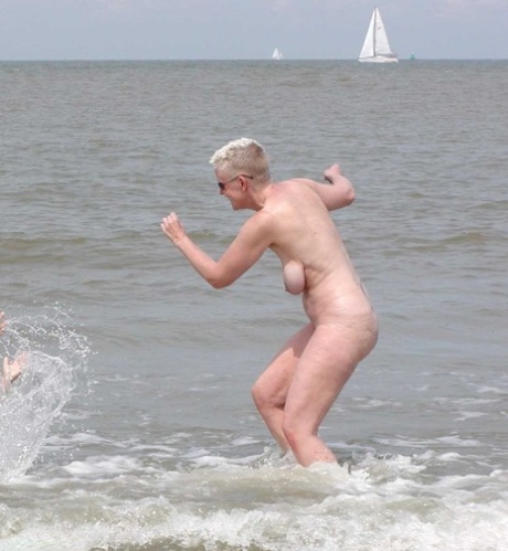 bedstemor strand hot erotisk pic