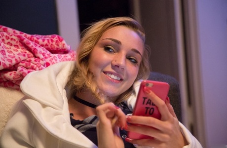 Kendra Sunderland erotic model img