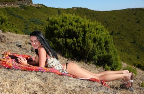 orgasmo con occhi al cielo sopra nudo img
