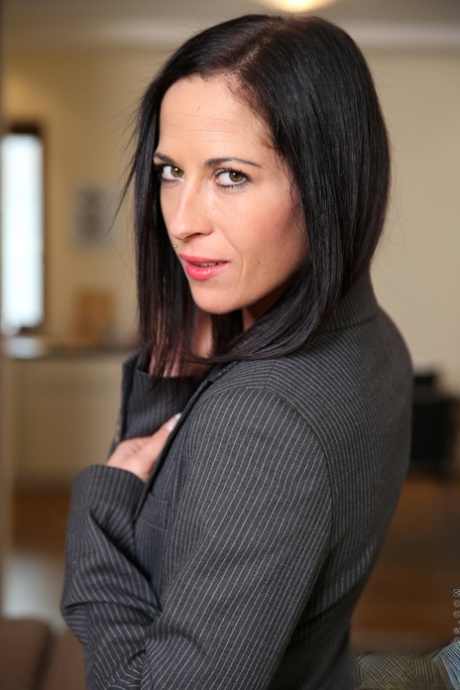 brunette milf naakt erotisch afbeeldingen