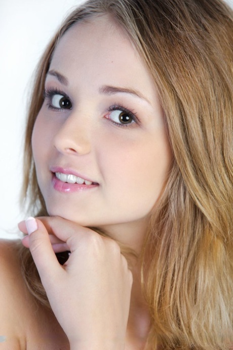 adolescente de ojos azules exclusiva erótica foto