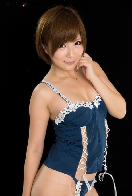 Kaede Oshiro model hot image