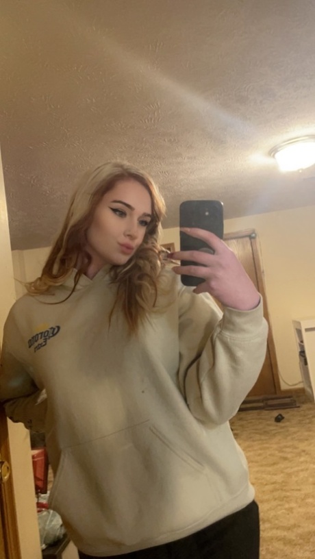 blond selfi porno fotografija