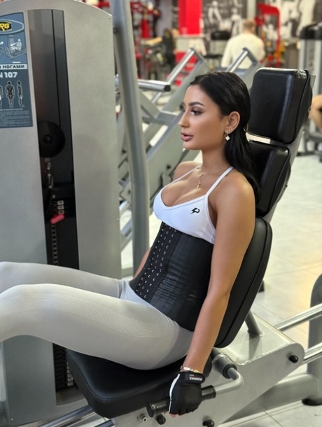 fitnes model seksi gola galerija