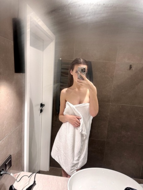 duduk di muka telanjang gratis img