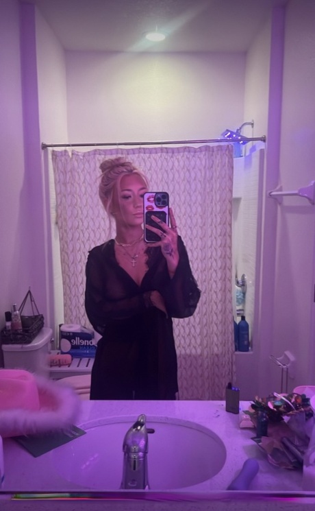 blond selfie konst galleri