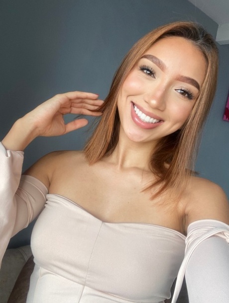 mager latinamerikansk tonåring perfekt naken foto