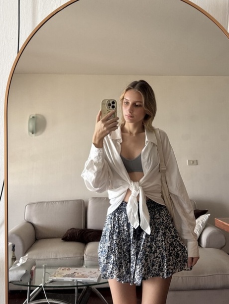 blond nederdel top nøgen arkiv