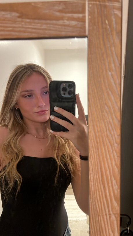 blonde selfie free sexy picture
